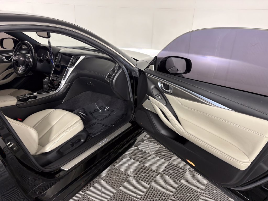 Used 2017 INFINITI Q60 2.0t w/ Premium Plus Package 2.0T AWD/4WD image 31