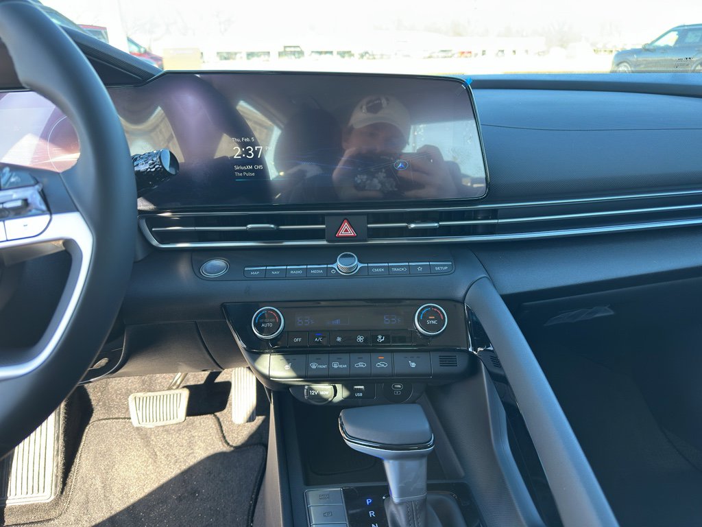 New 2025 Hyundai Elantra Limited image 18