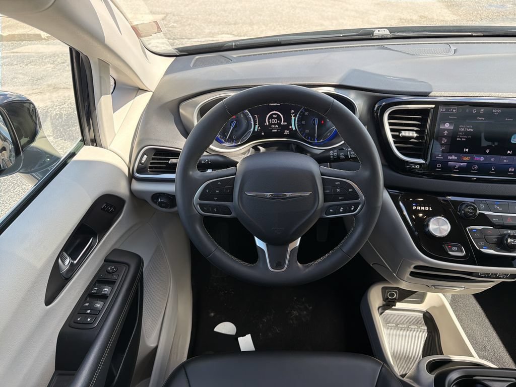 Used 2024 Chrysler Pacifica Touring-L FWD image 16
