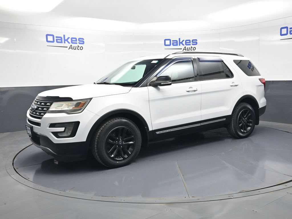 Used 2017 Ford Explorer XLT FWD image 3