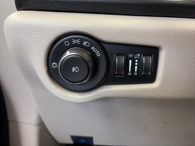 Used 2024 Chrysler Pacifica Touring-L image 15