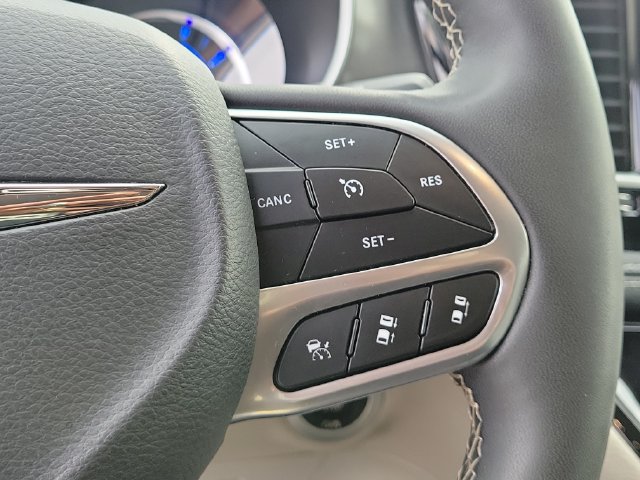 Used 2024 Chrysler Pacifica Limited FWD image 27