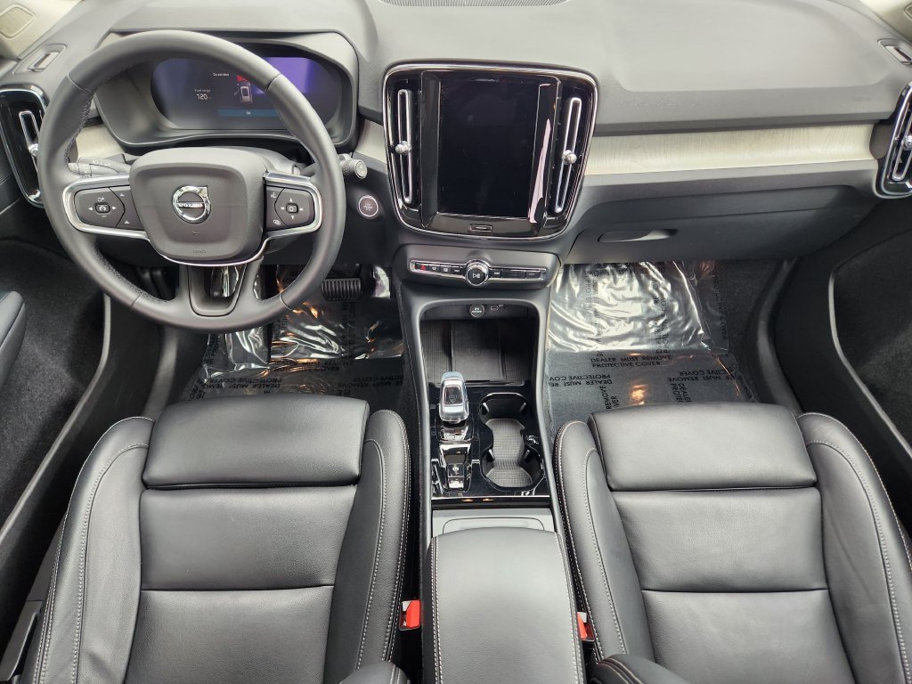 Used 2025 Volvo XC40 B5 Plus AWD/4WD image 16