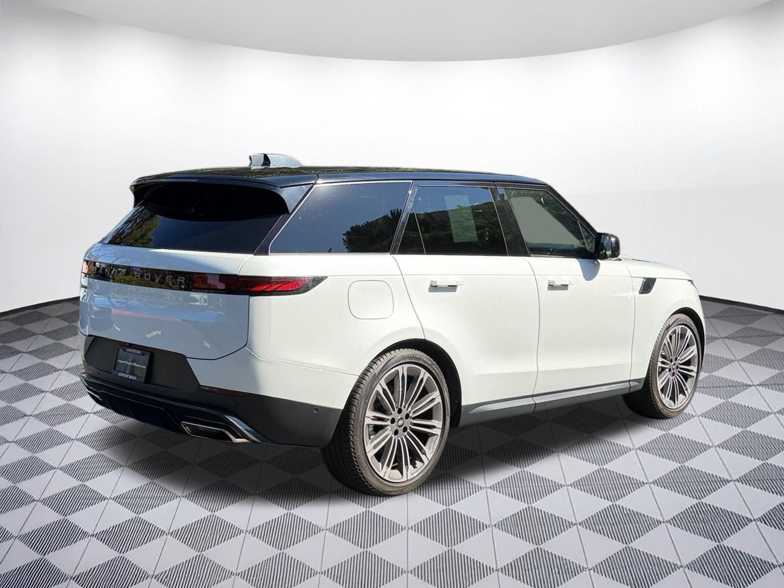 Used 2024 Land Rover Range Rover Sport SE AWD/4WD image 9