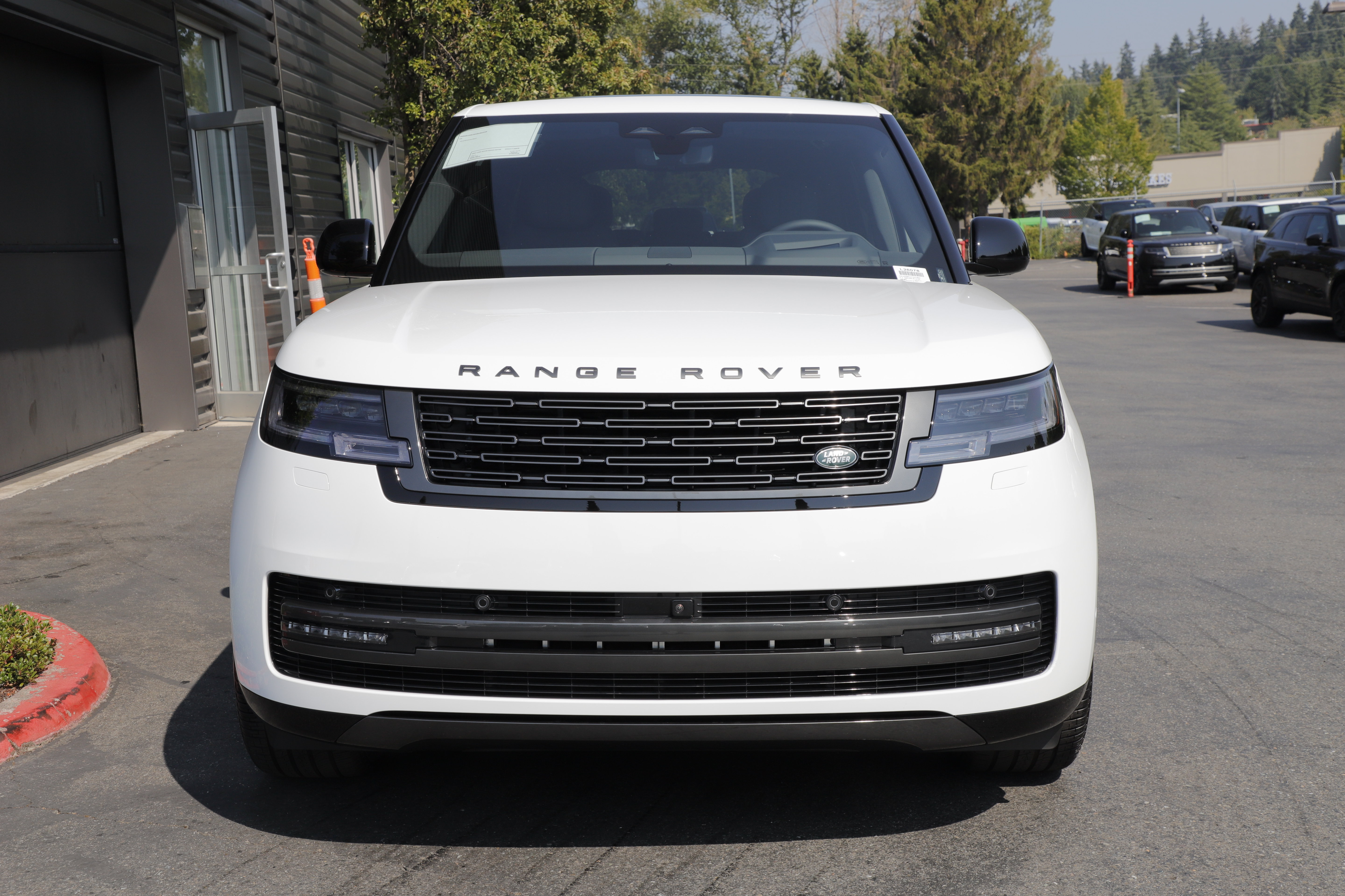 New 2026 Land Rover Range Rover Long Wheelbase SE AWD/4WD image 4