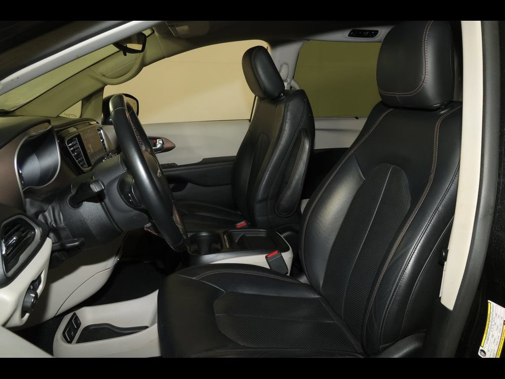Used 2018 Chrysler Pacifica Touring-L w/ Premium Audio Group FWD image 16