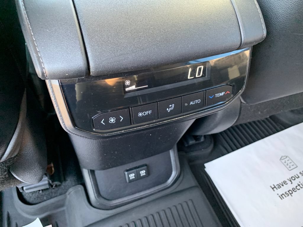 Used 2021 Toyota Highlander XLE AWD/4WD image 15