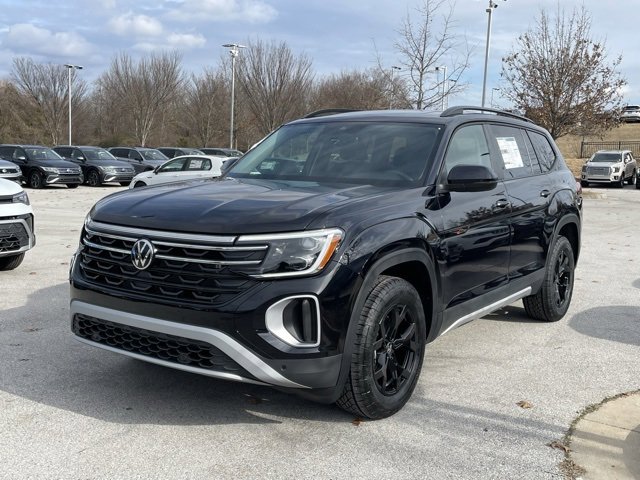 New 2025 Volkswagen Atlas Peak Edition SE image 3