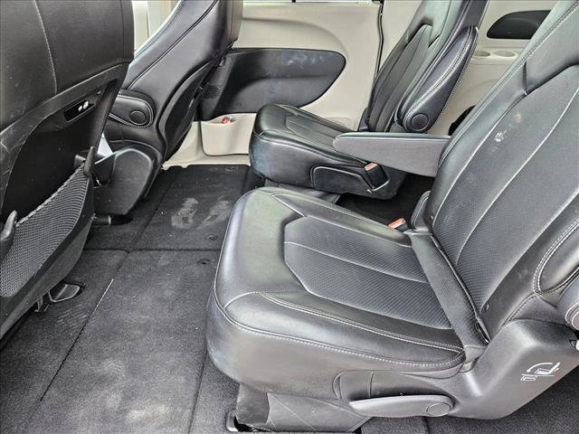 Used 2024 Chrysler Pacifica Touring-L image 17