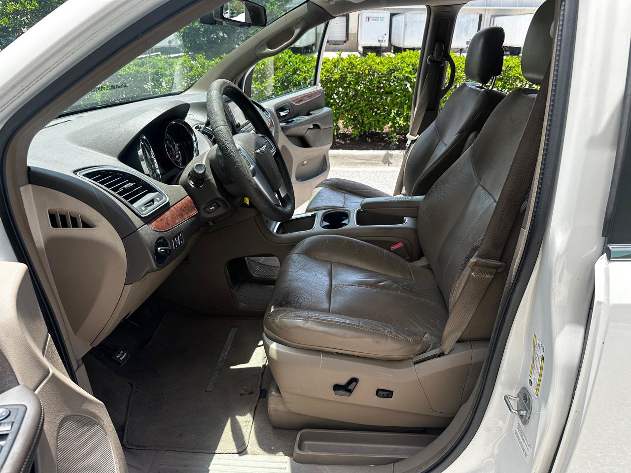 Used 2011 Chrysler Town & Country Limited FWD image 9