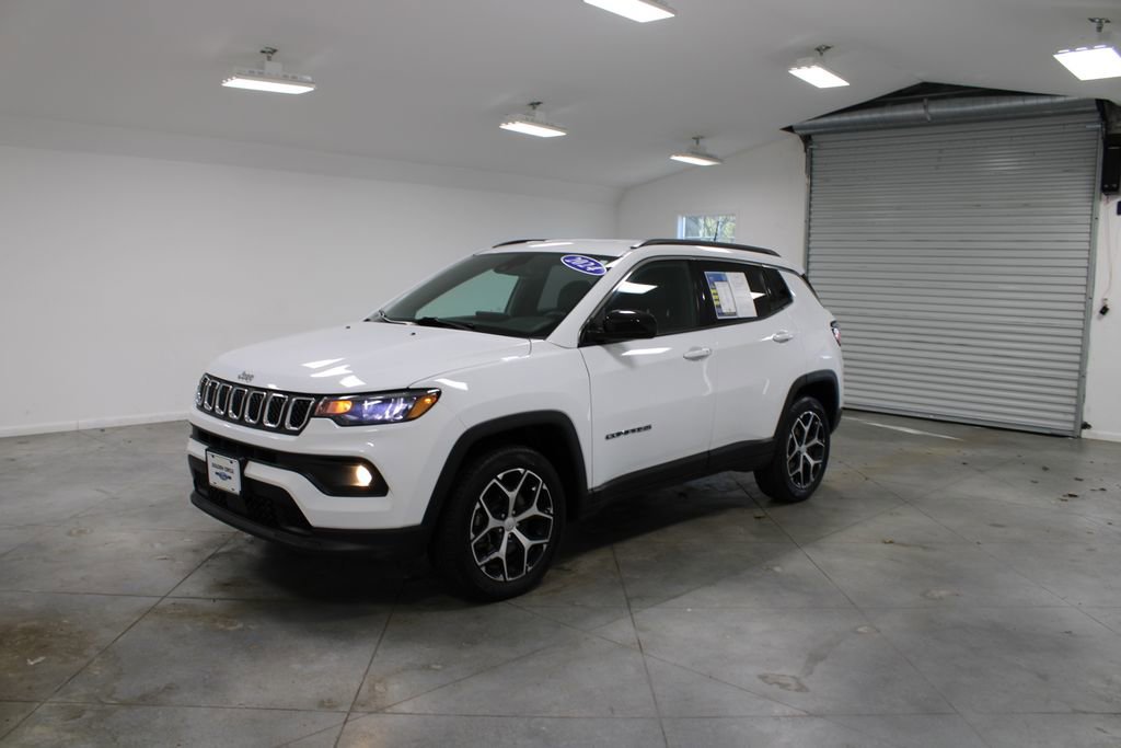 Used 2024 Jeep Compass Latitude image 4
