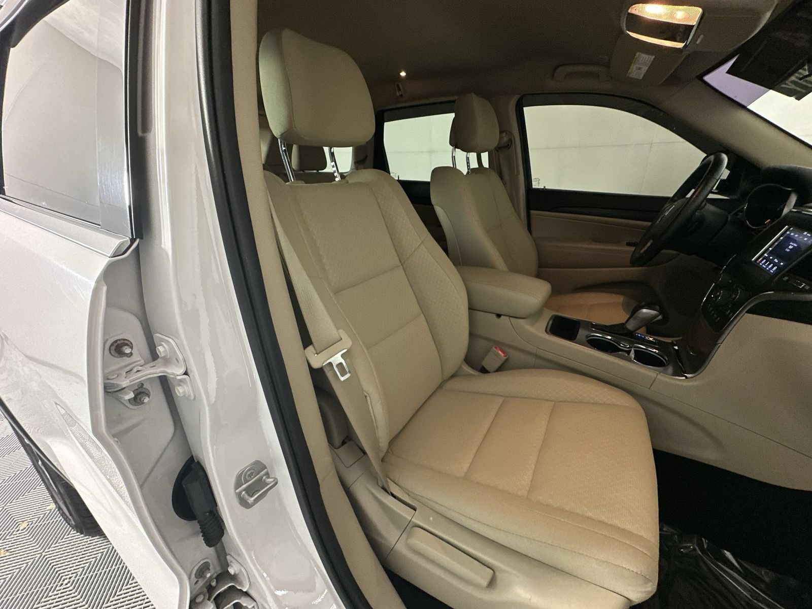 Used 2021 Jeep Grand Cherokee Laredo RWD image 27