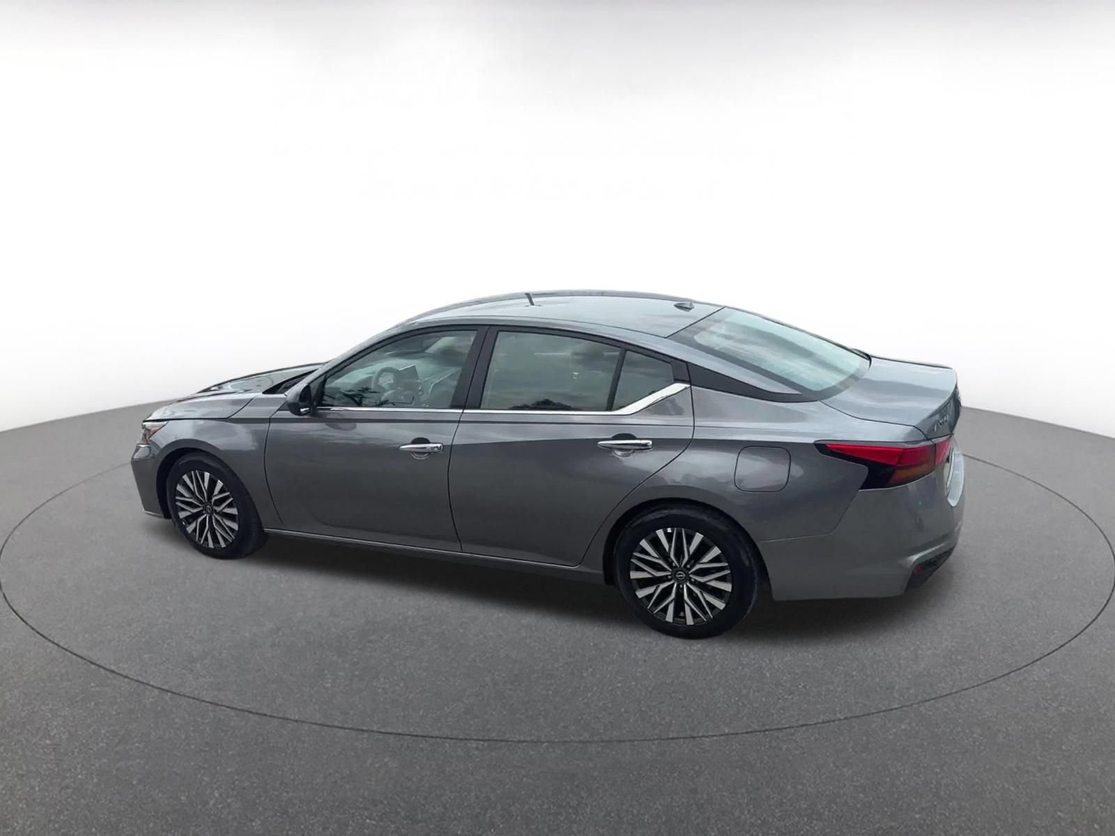 Used 2025 Nissan Altima 2.5 SV FWD image 8