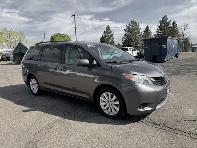 Used 2012 Toyota Sienna LE w/ Towing Pkg image 3