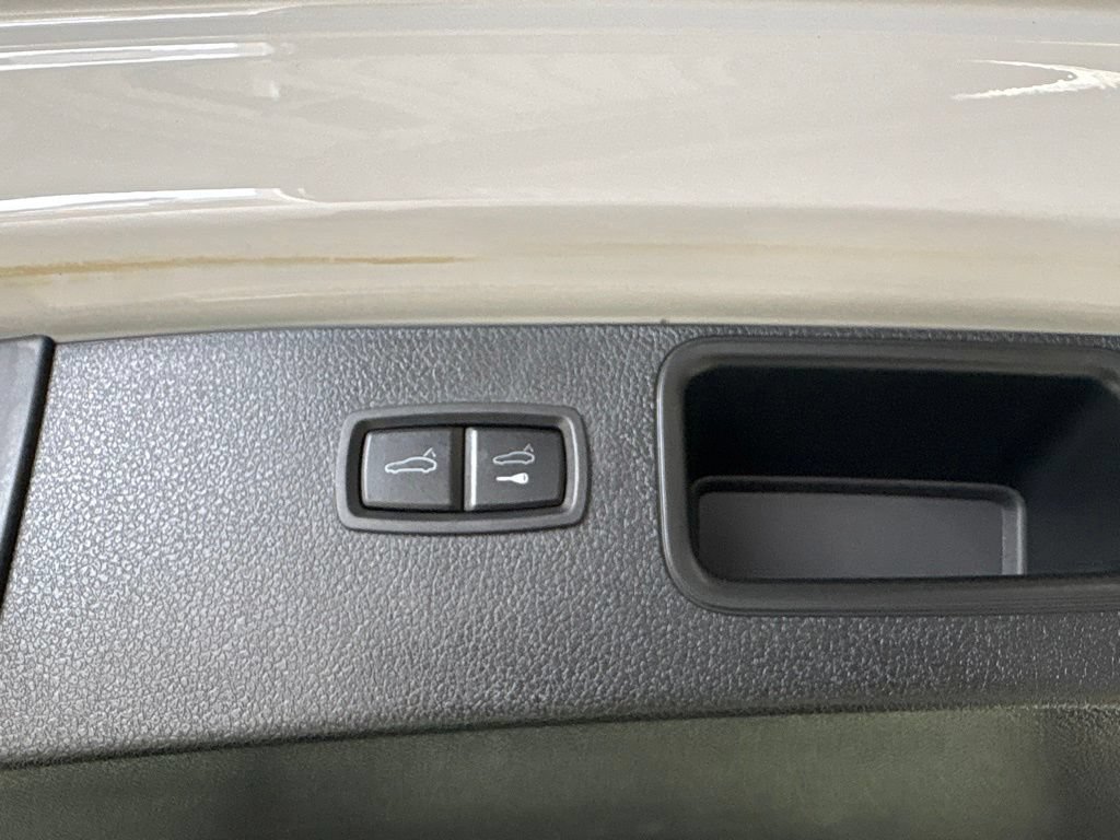 Certified 2023 Porsche Macan AWD/4WD image 21