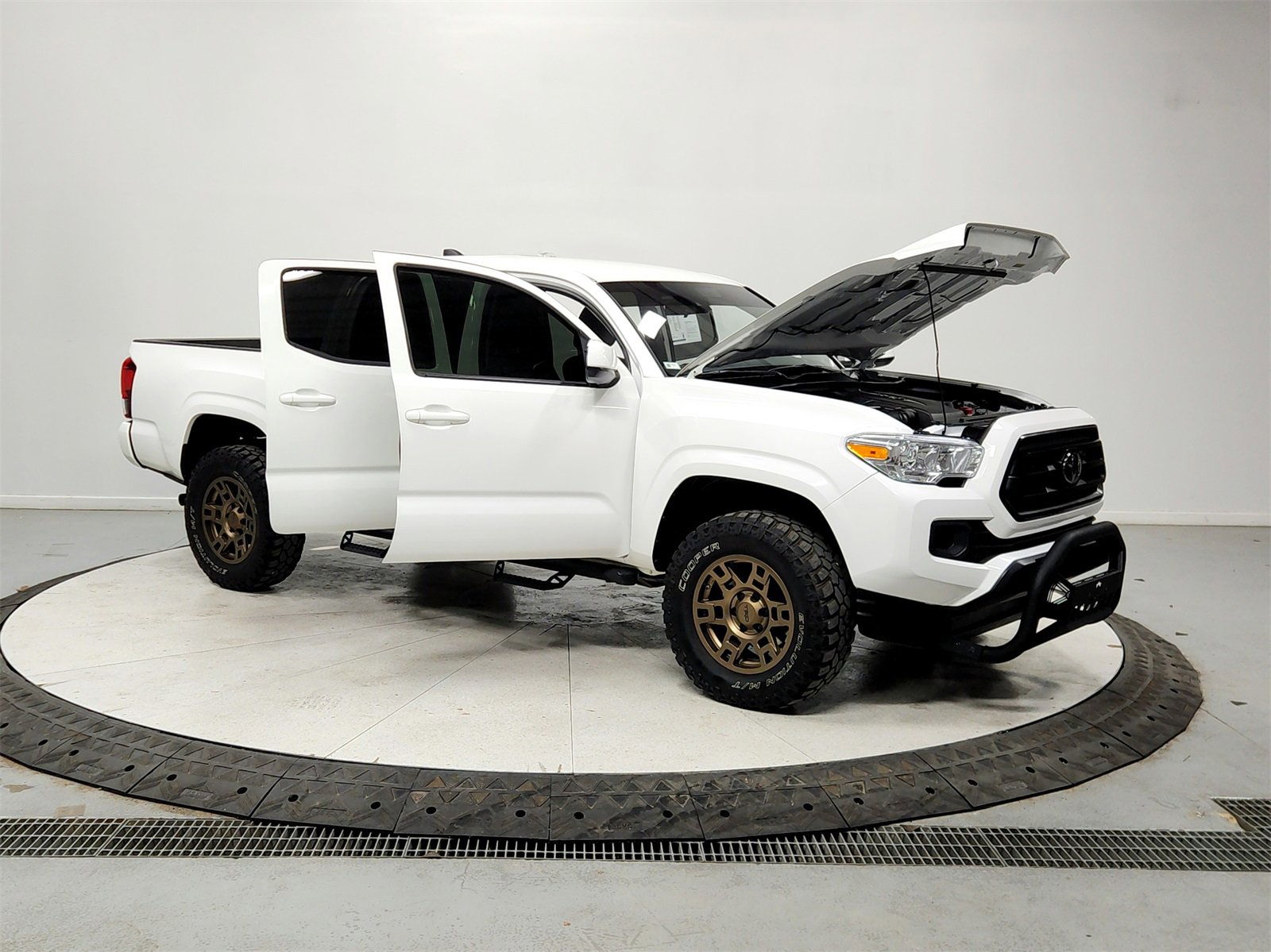 Used 2023 Toyota Tacoma SR image 9