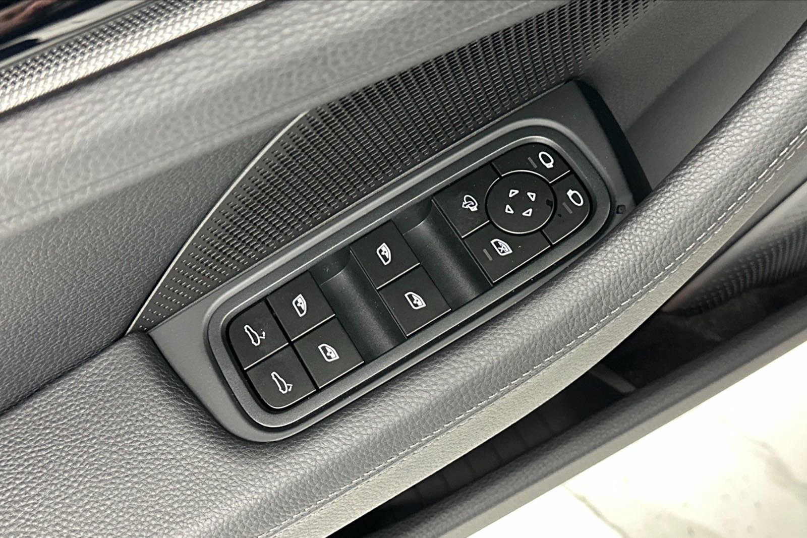 New 2025 Porsche Panamera image 26