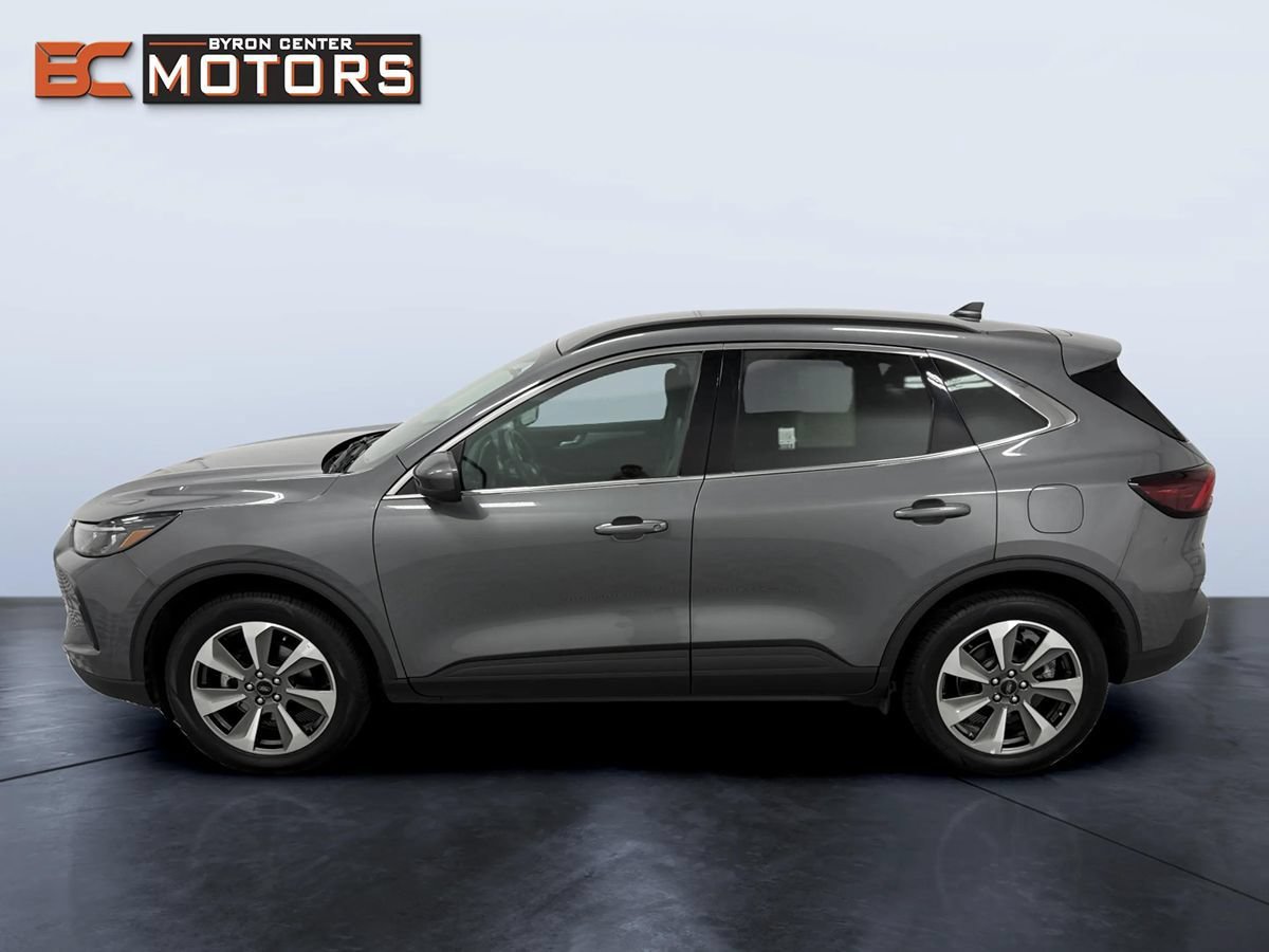Used 2025 Ford Escape Platinum AWD/4WD image 3
