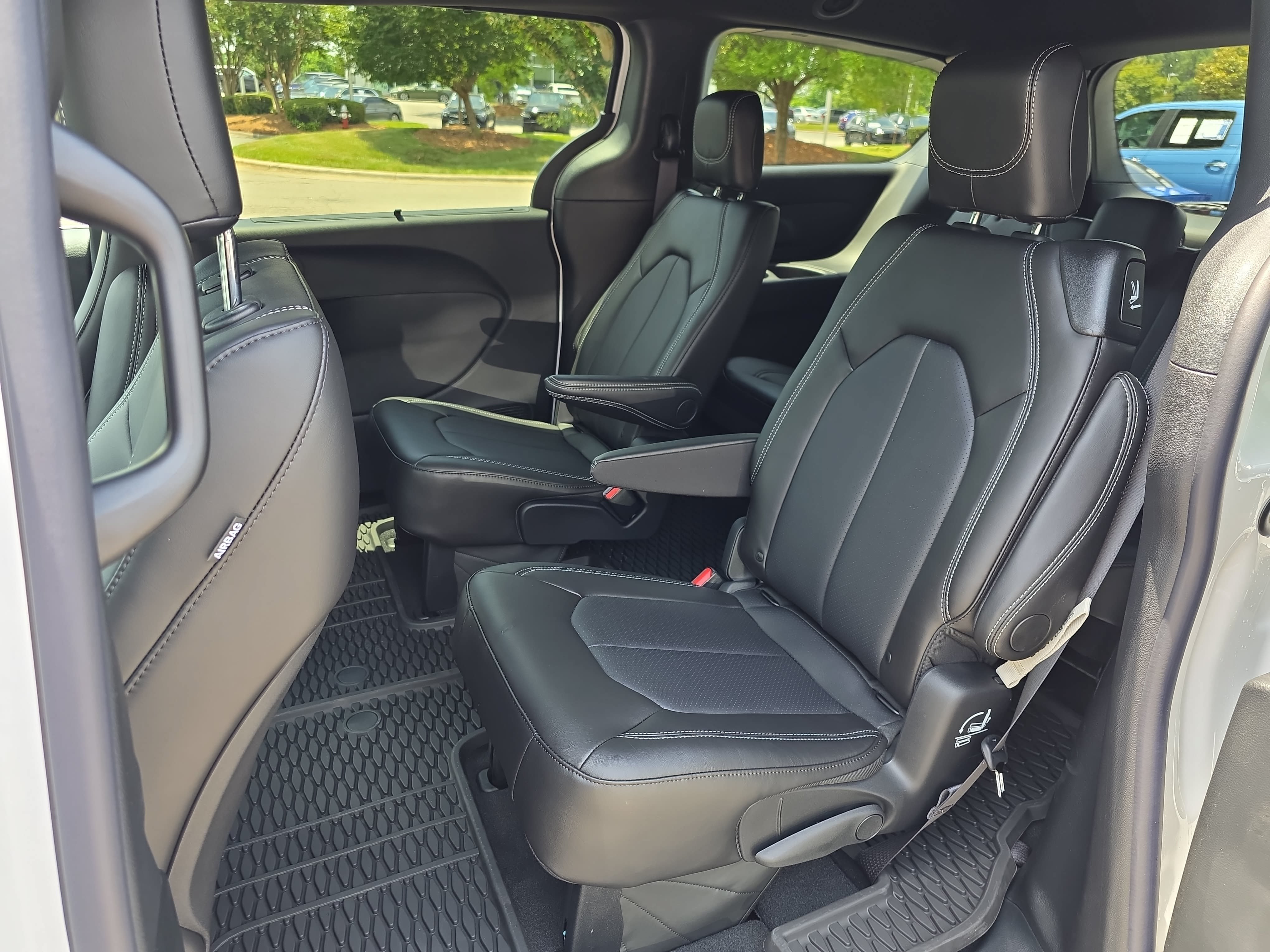 New 2027 Chrysler Pacifica Select AWD/4WD image 12