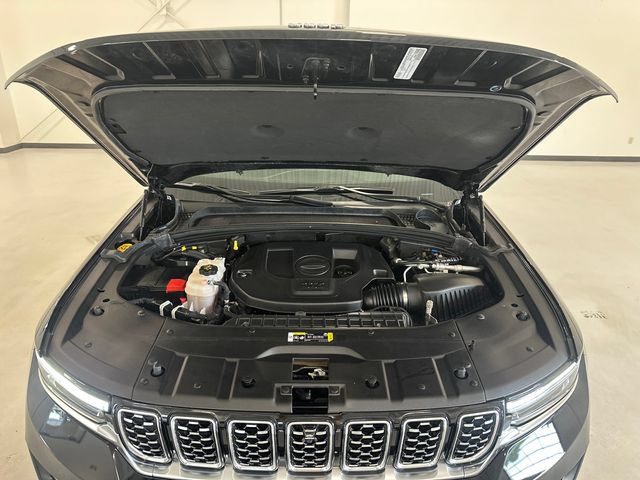 Used 2023 Jeep Grand Cherokee Summit AWD/4WD image 32