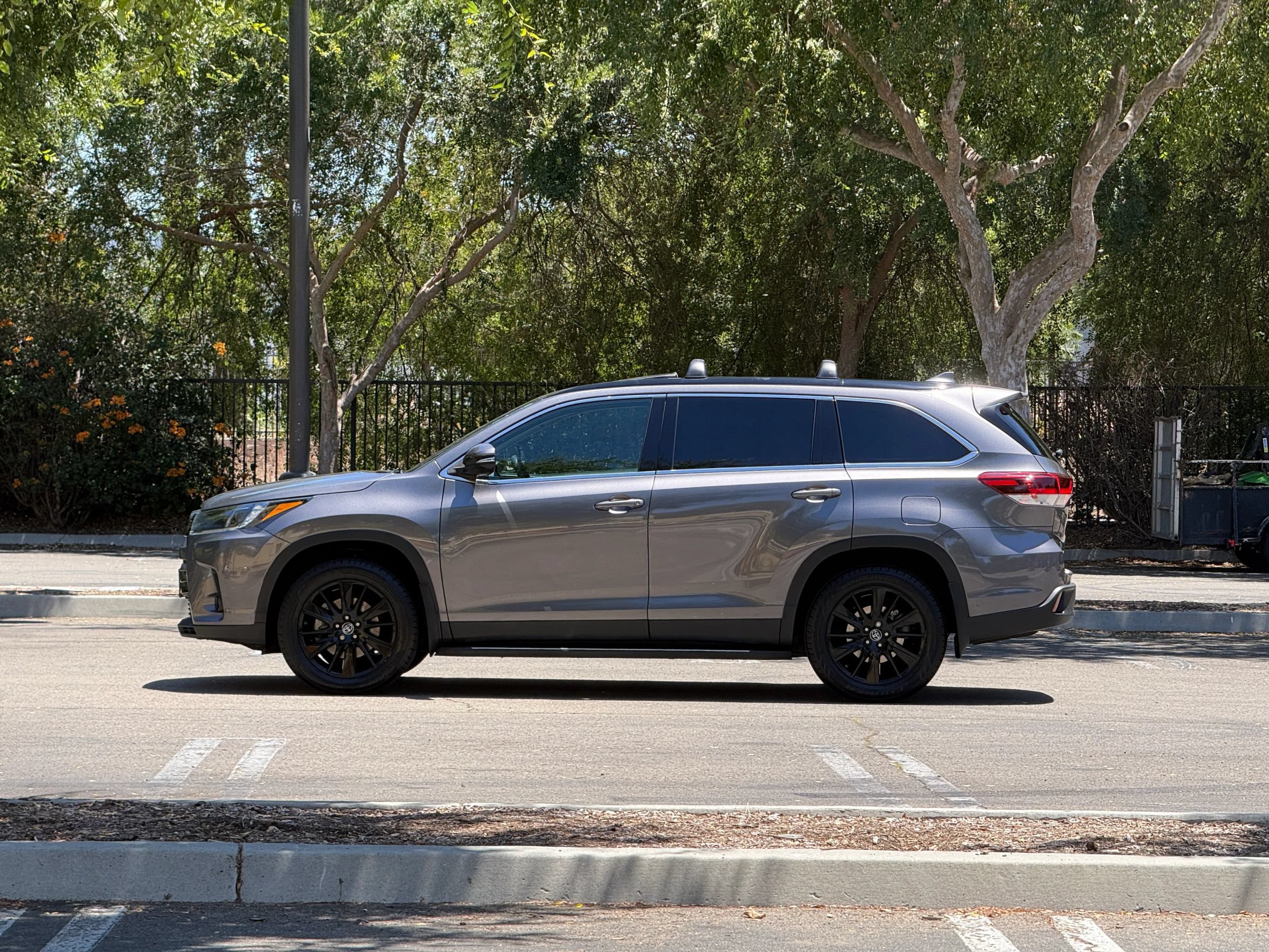 Used 2019 Toyota Highlander SE FWD image 2