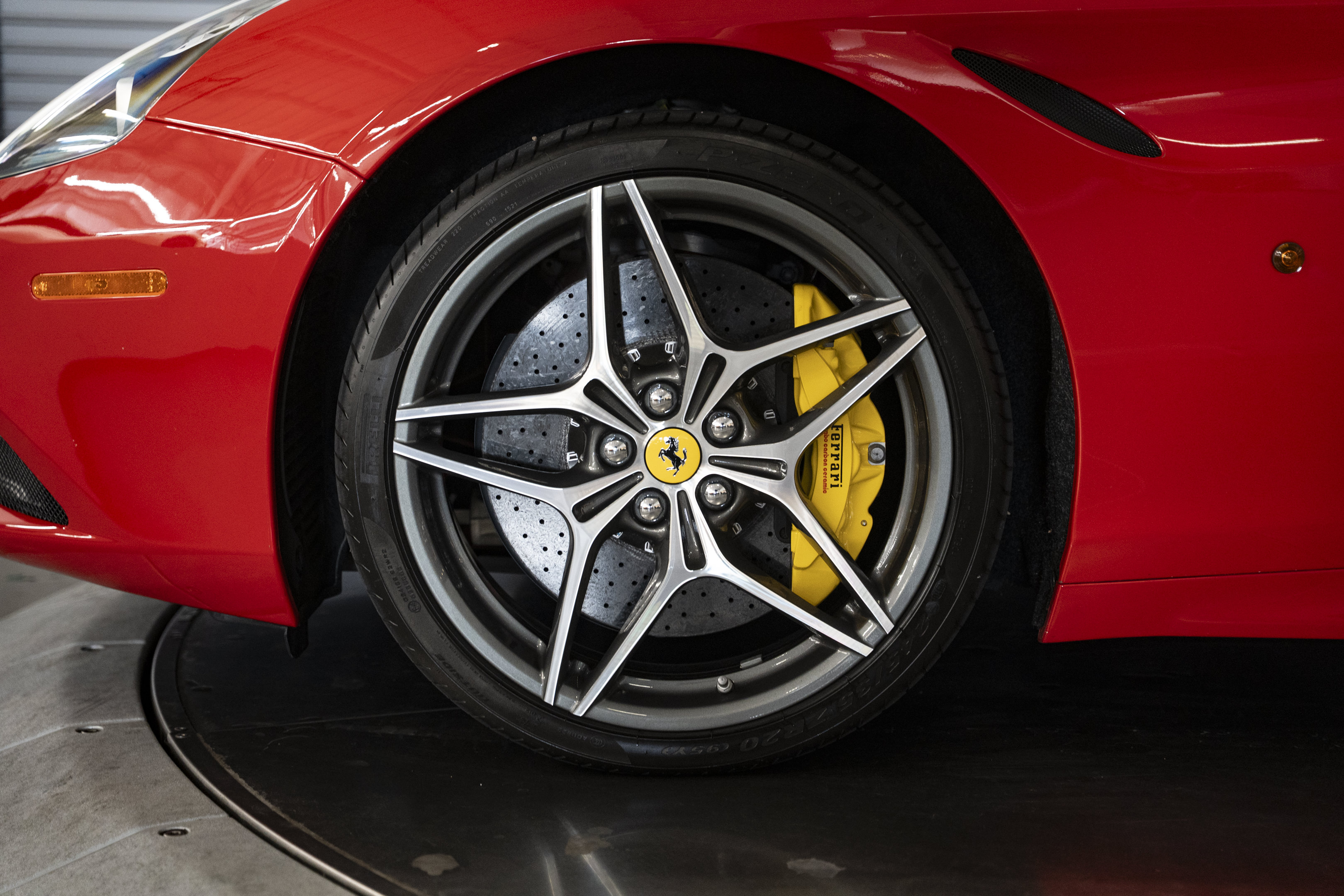 Used 2016 Ferrari California T RWD image 19