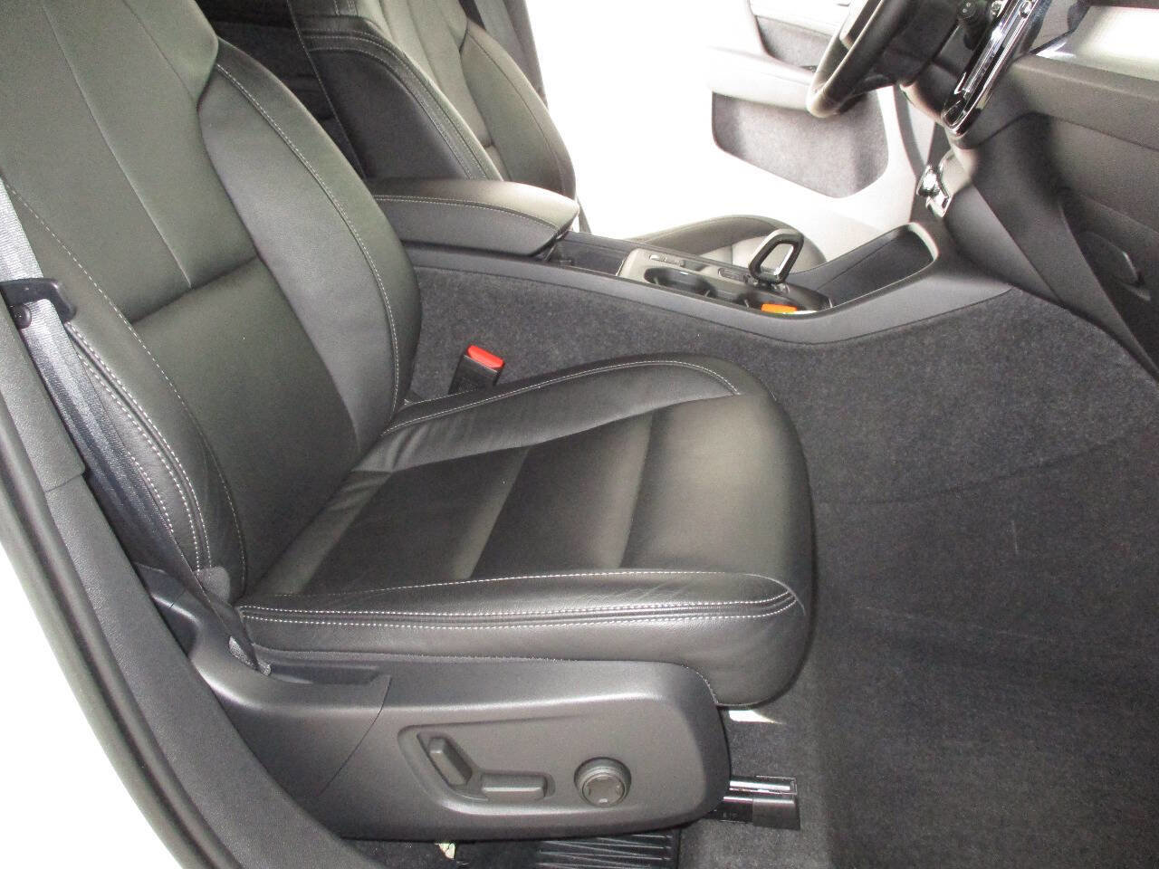 Used 2022 Volvo XC40 T5 Momentum image 21