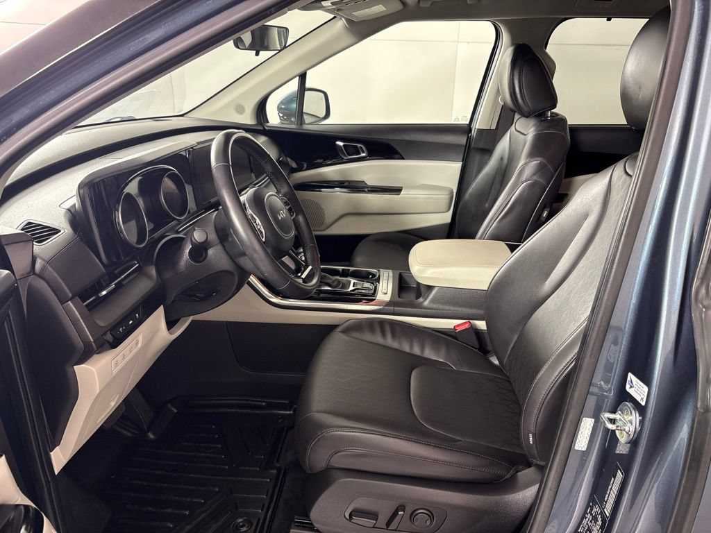 Used 2023 Kia Carnival EX FWD image 27