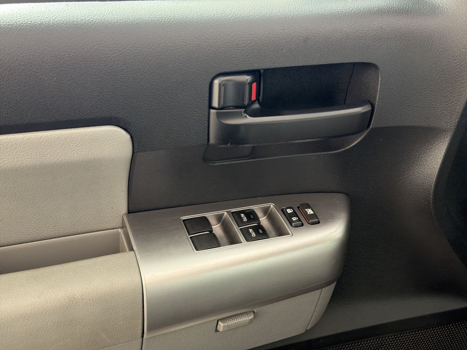 Used 2019 Toyota Sequoia SR5 AWD/4WD image 15