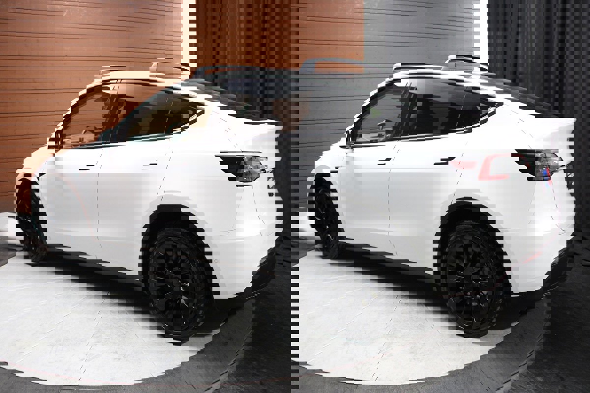 Used 2022 Tesla Model Y Long Range image 9