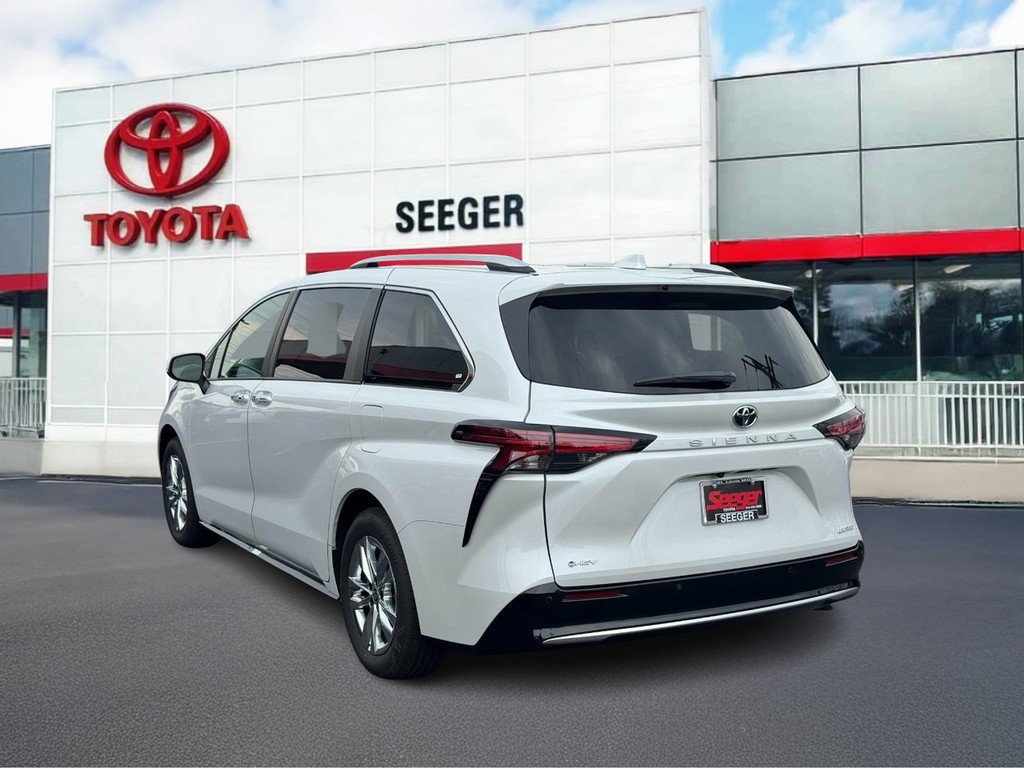 Used 2026 Toyota Sienna Limited FWD image 9