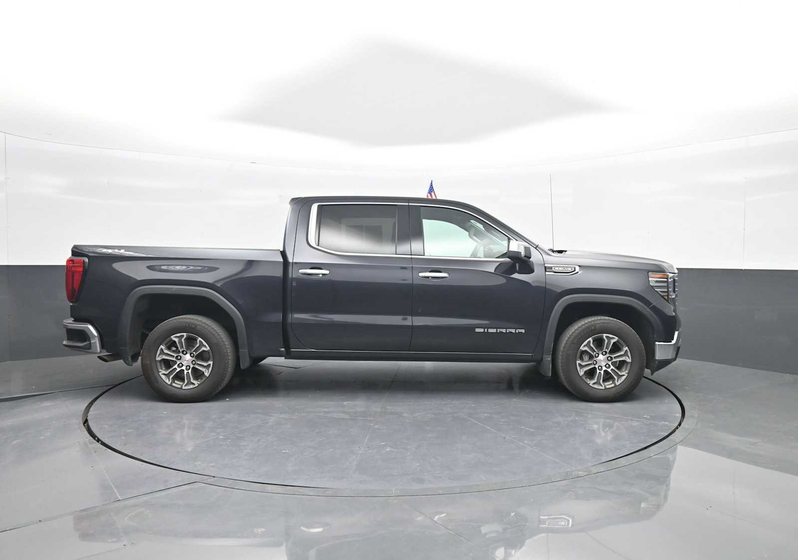 Used 2025 GMC Sierra 1500 SLT AWD/4WD image 9