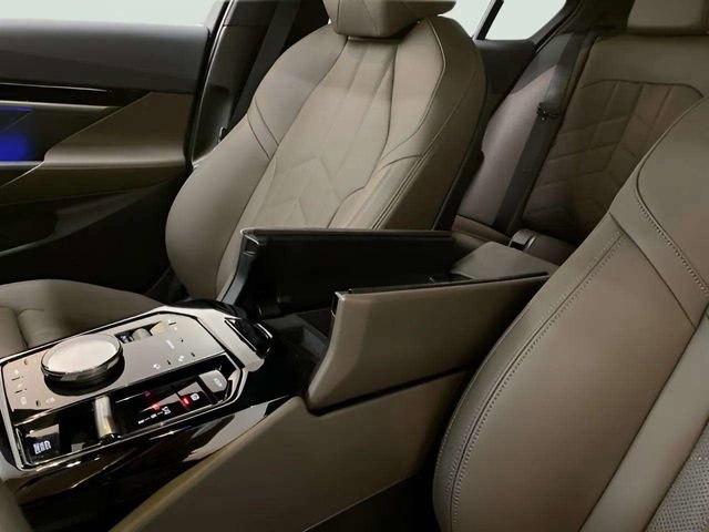 Used 2025 BMW 530i w/ Premium Package RWD image 17