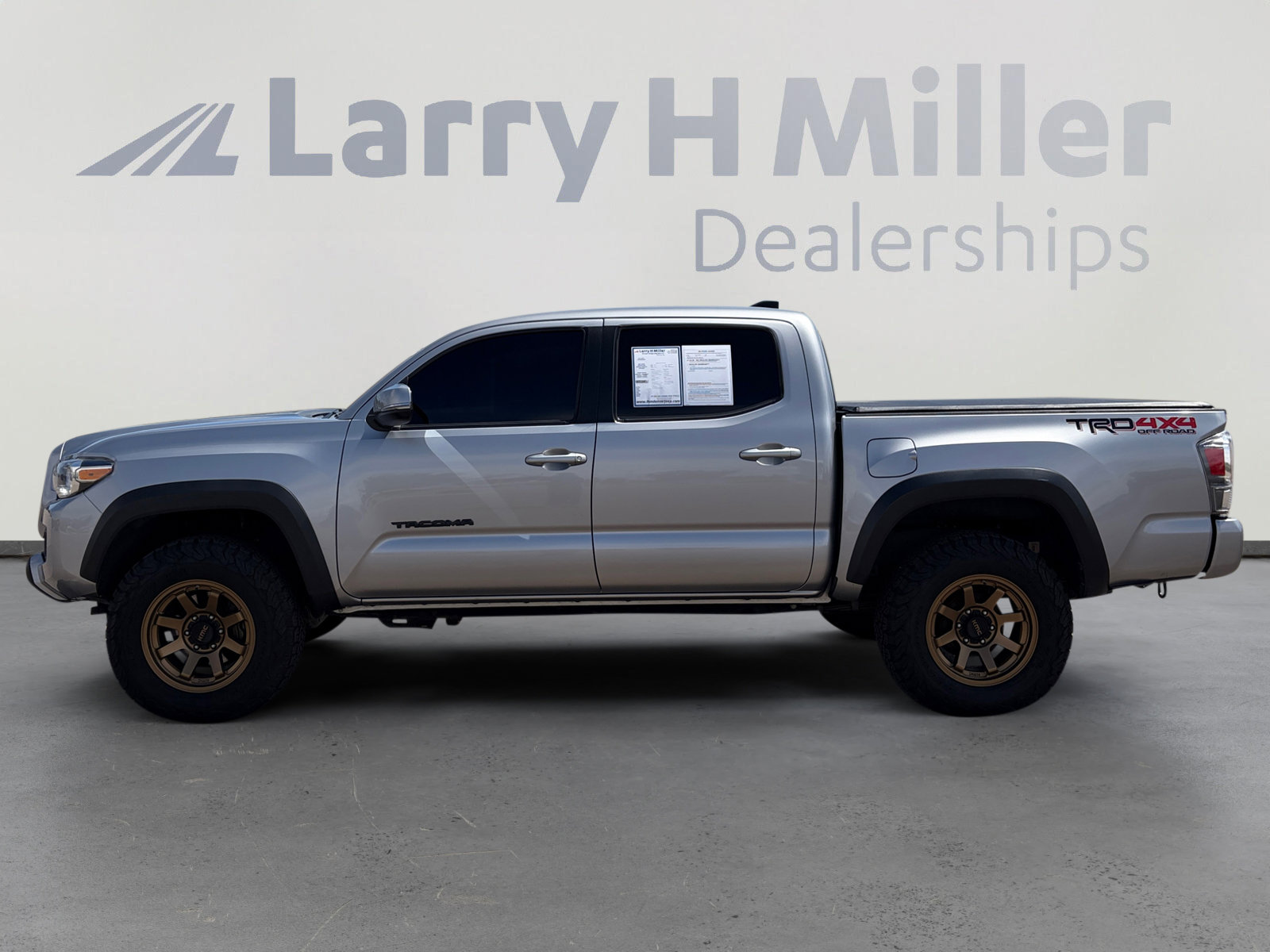 Used 2020 Toyota Tacoma TRD Off-Road w/ Technology Package AWD/4WD image 3