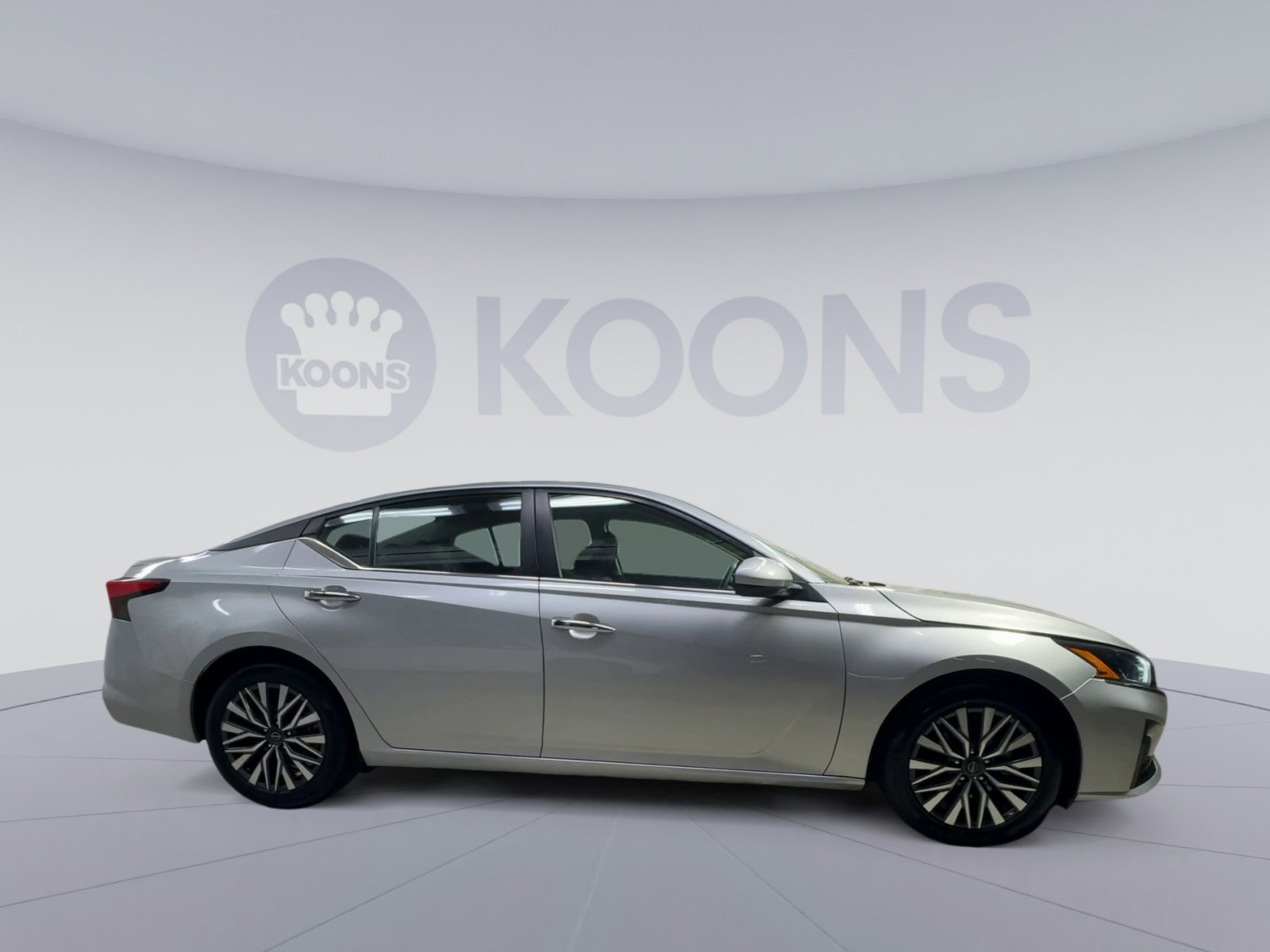Used 2023 Nissan Altima 2.5 SV FWD image 12