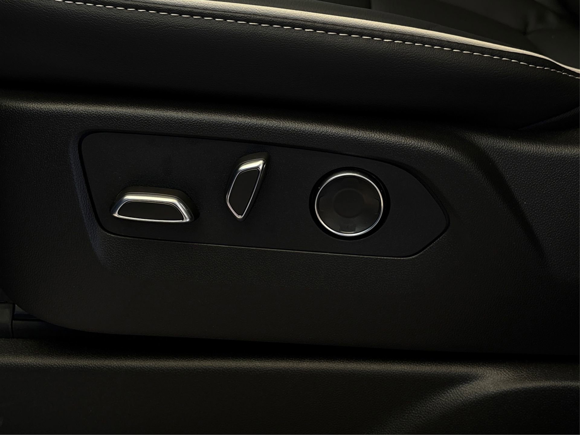 New 2026 Cadillac Escalade Luxury image 32