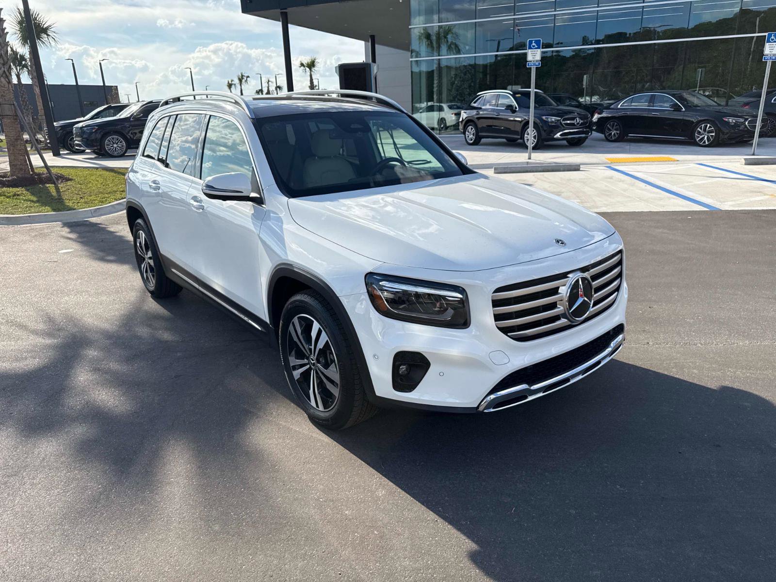 Used 2025 Mercedes-Benz GLB 250 image 1