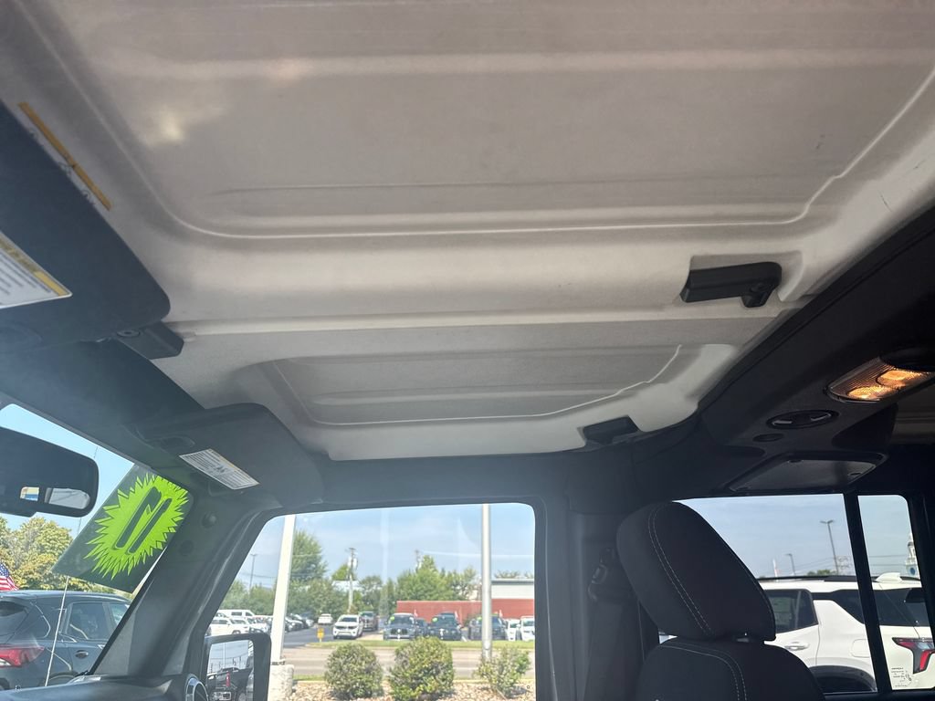 Used 2017 Jeep Wrangler Unlimited Sahara w/ Dual Top Group AWD/4WD image 33