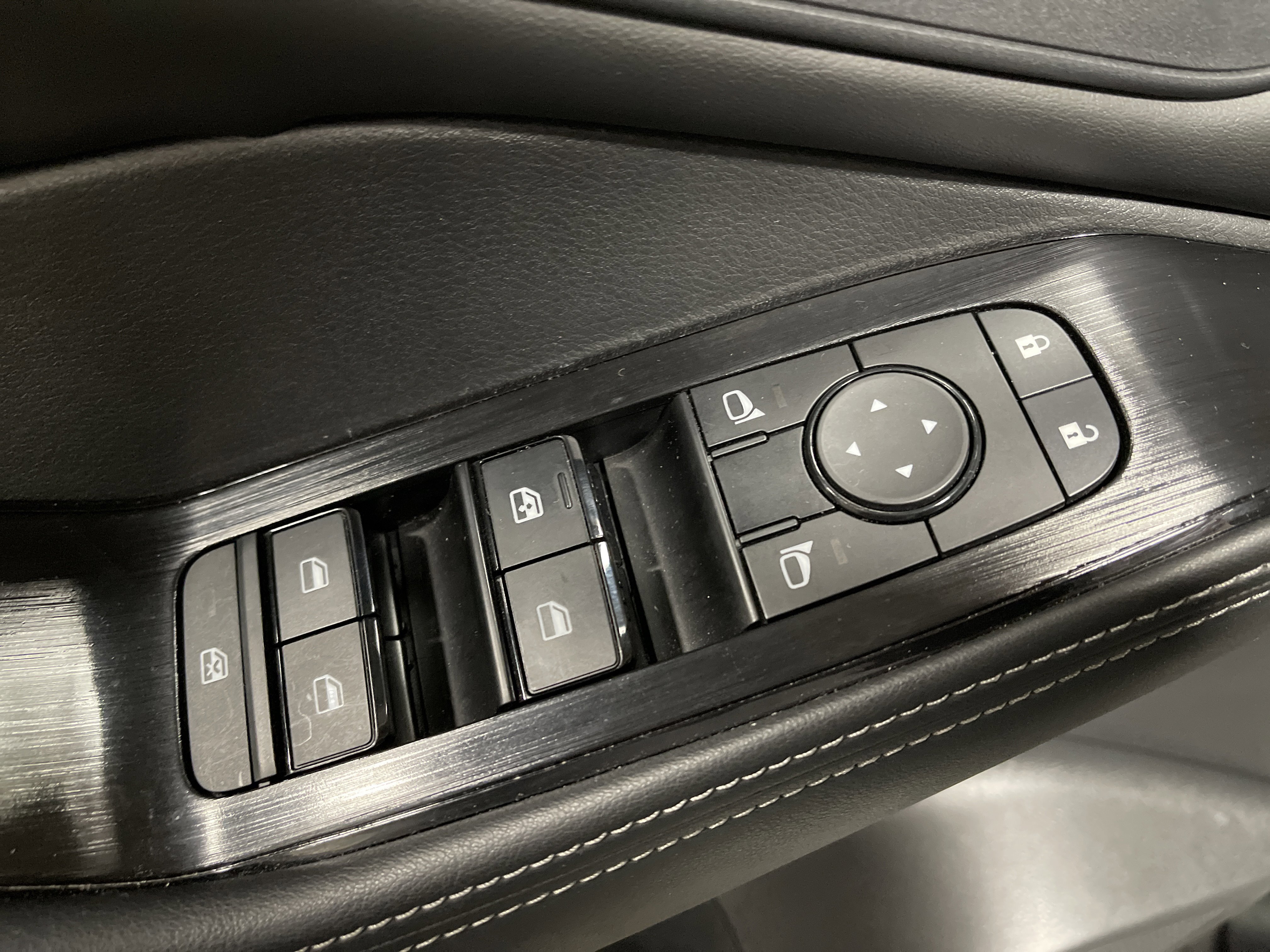 Used 2023 Nissan Rogue SV w/ SV Premium Package image 9