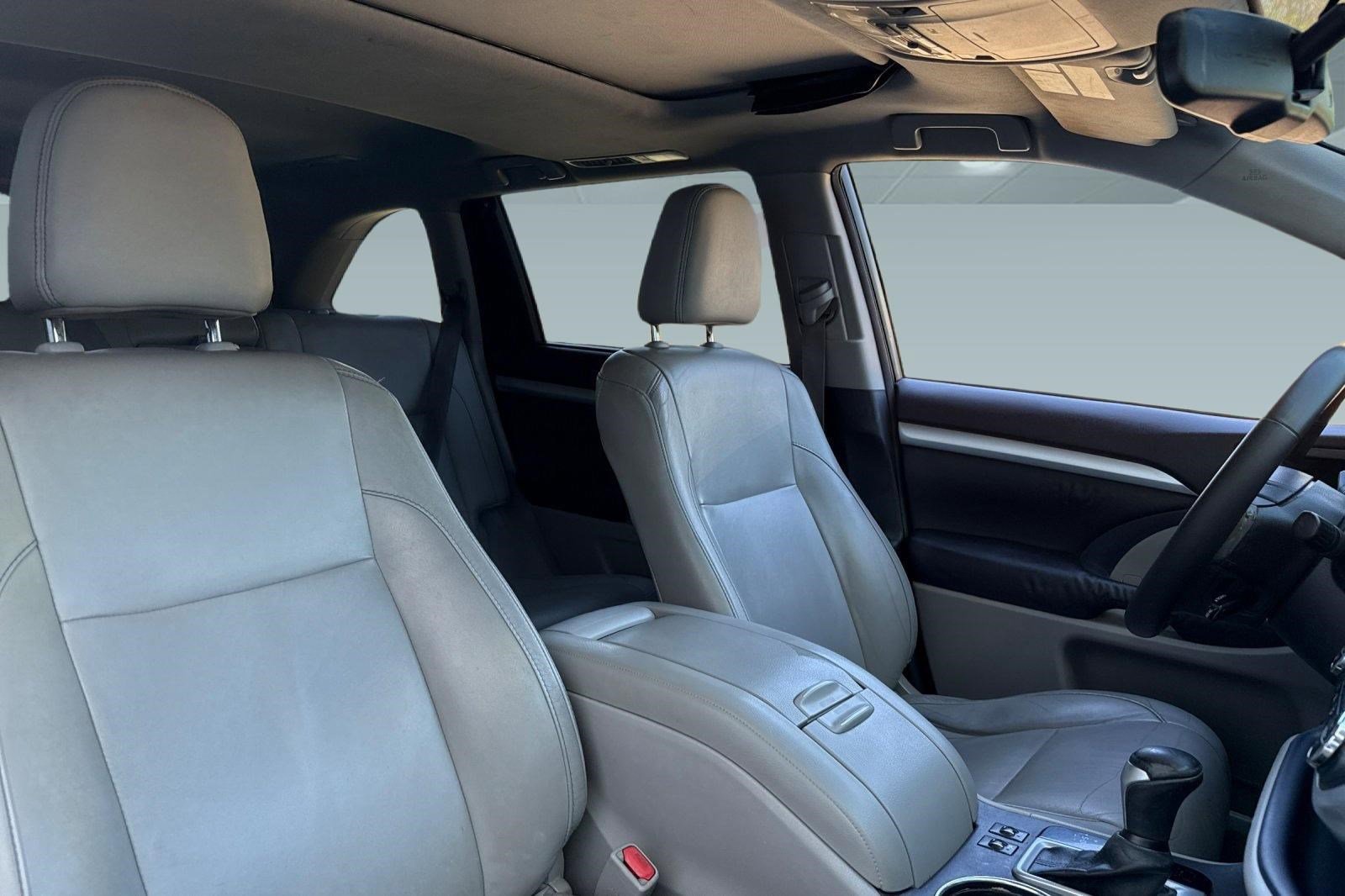 Used 2015 Toyota Highlander XLE image 30