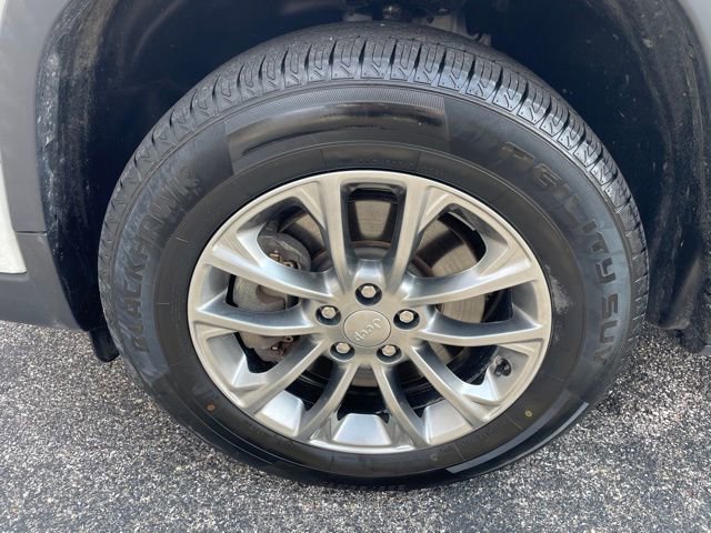 Used 2019 Jeep Cherokee Latitude Plus w/ Comfort/Convenience Group image 36