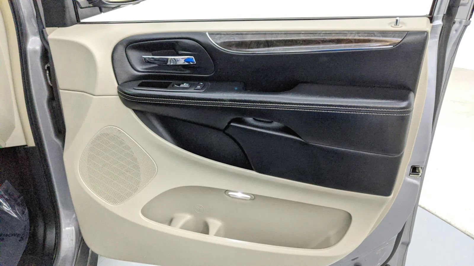 Used 2014 Chrysler Town & Country Touring image 28