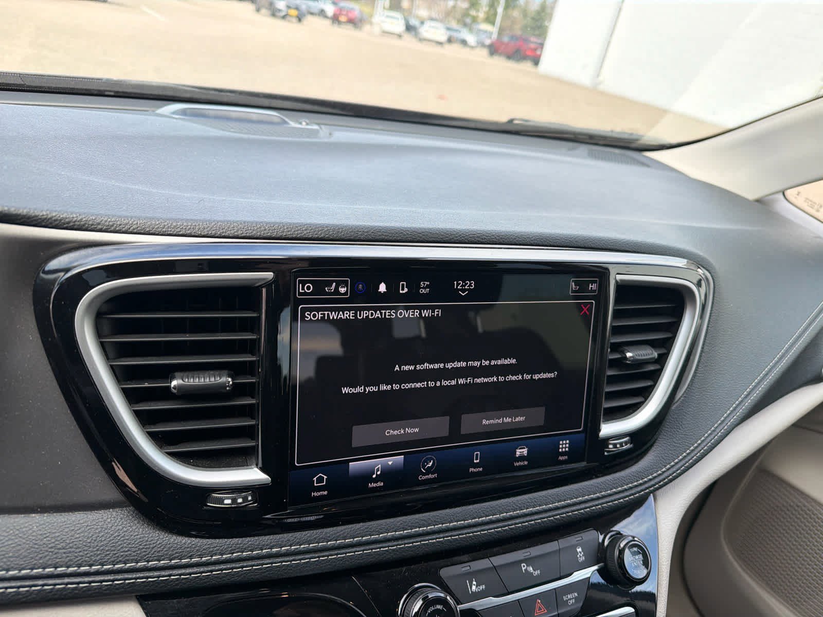 Used 2023 Chrysler Pacifica Touring-L FWD image 13