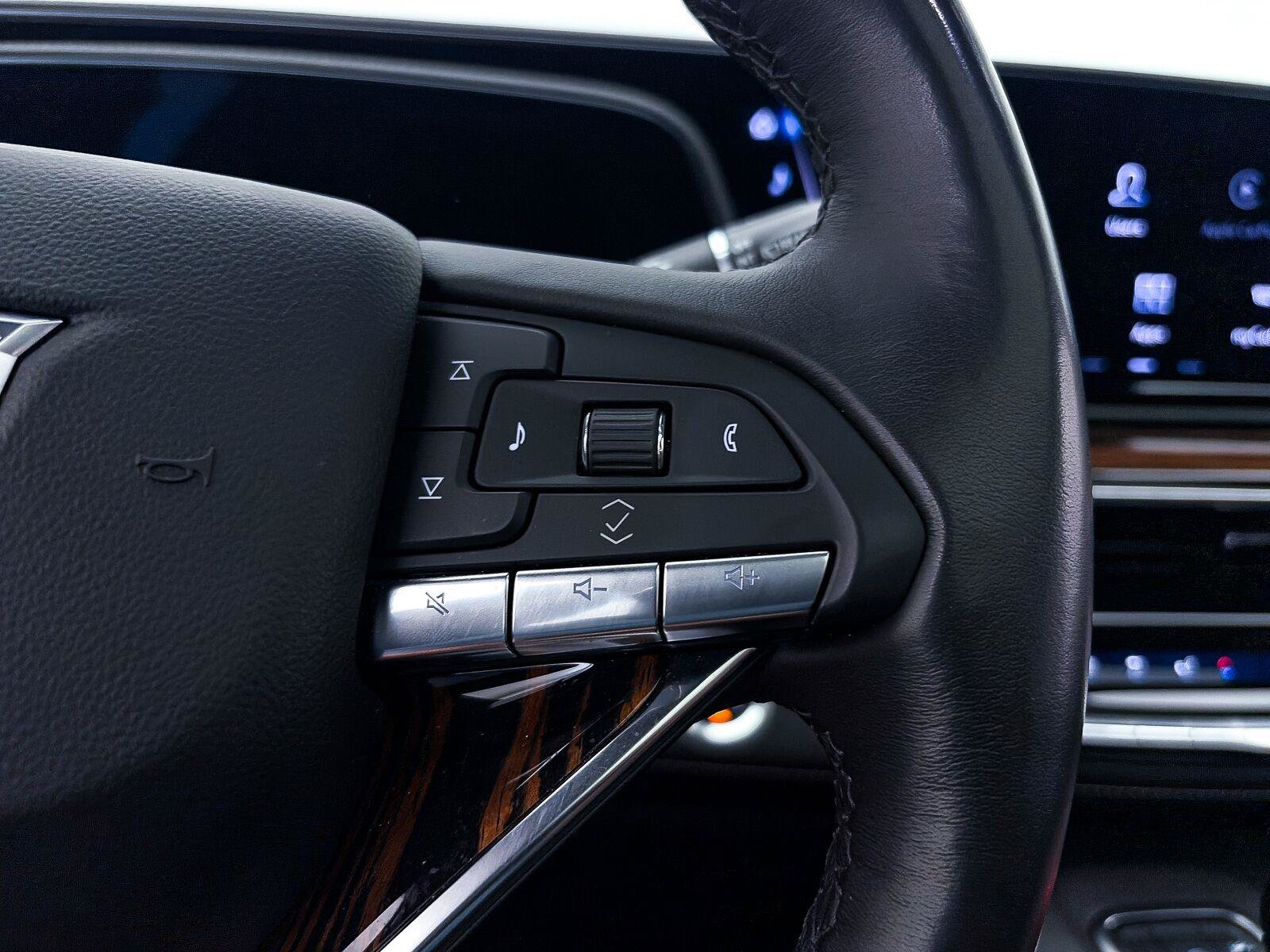 Used 2024 Cadillac Escalade Premium Luxury AWD/4WD image 33