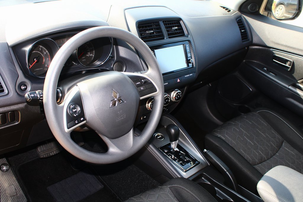 Used 2025 Mitsubishi Outlander Sport ES image 2