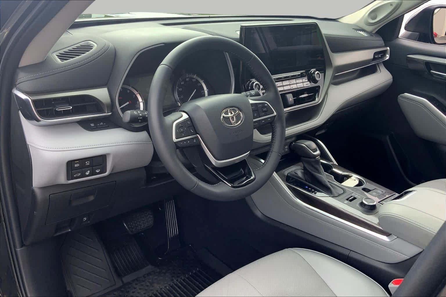 Used 2022 Toyota Highlander Limited AWD/4WD image 35