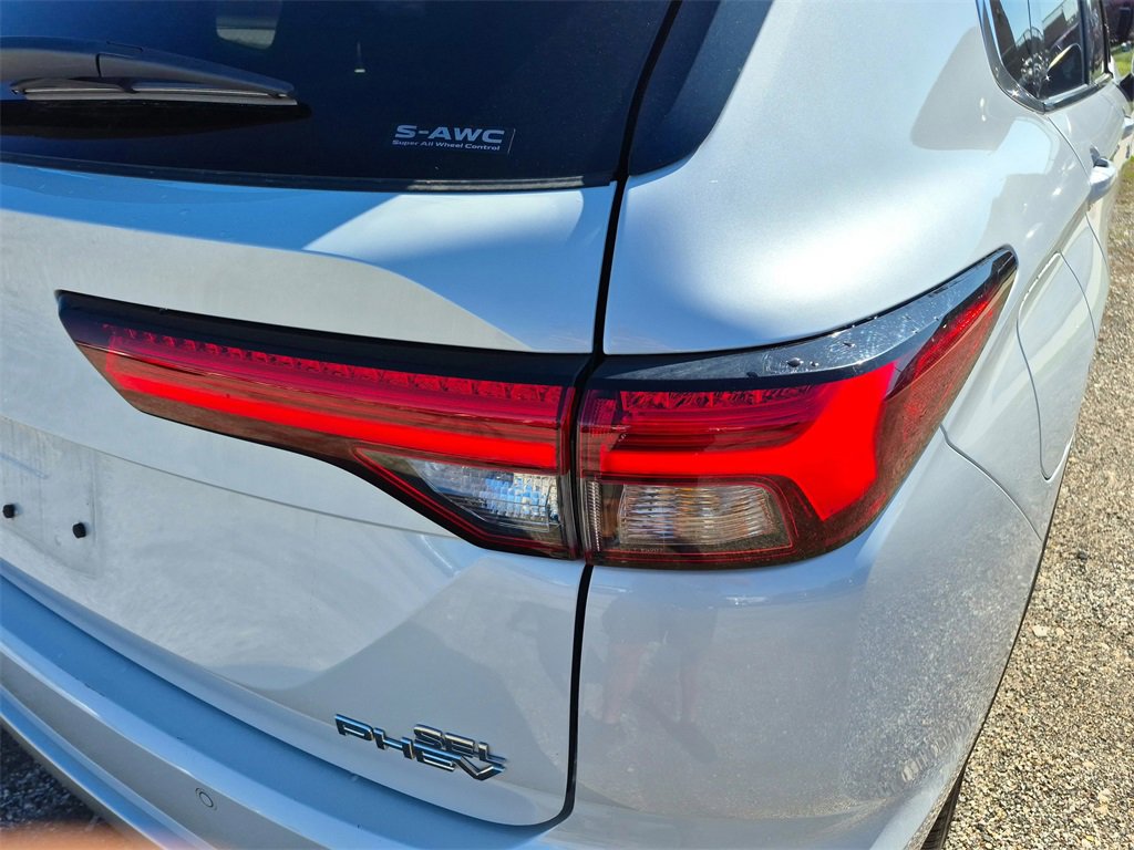 Used 2024 Mitsubishi Outlander 4WD Plug-In Hybrid image 11