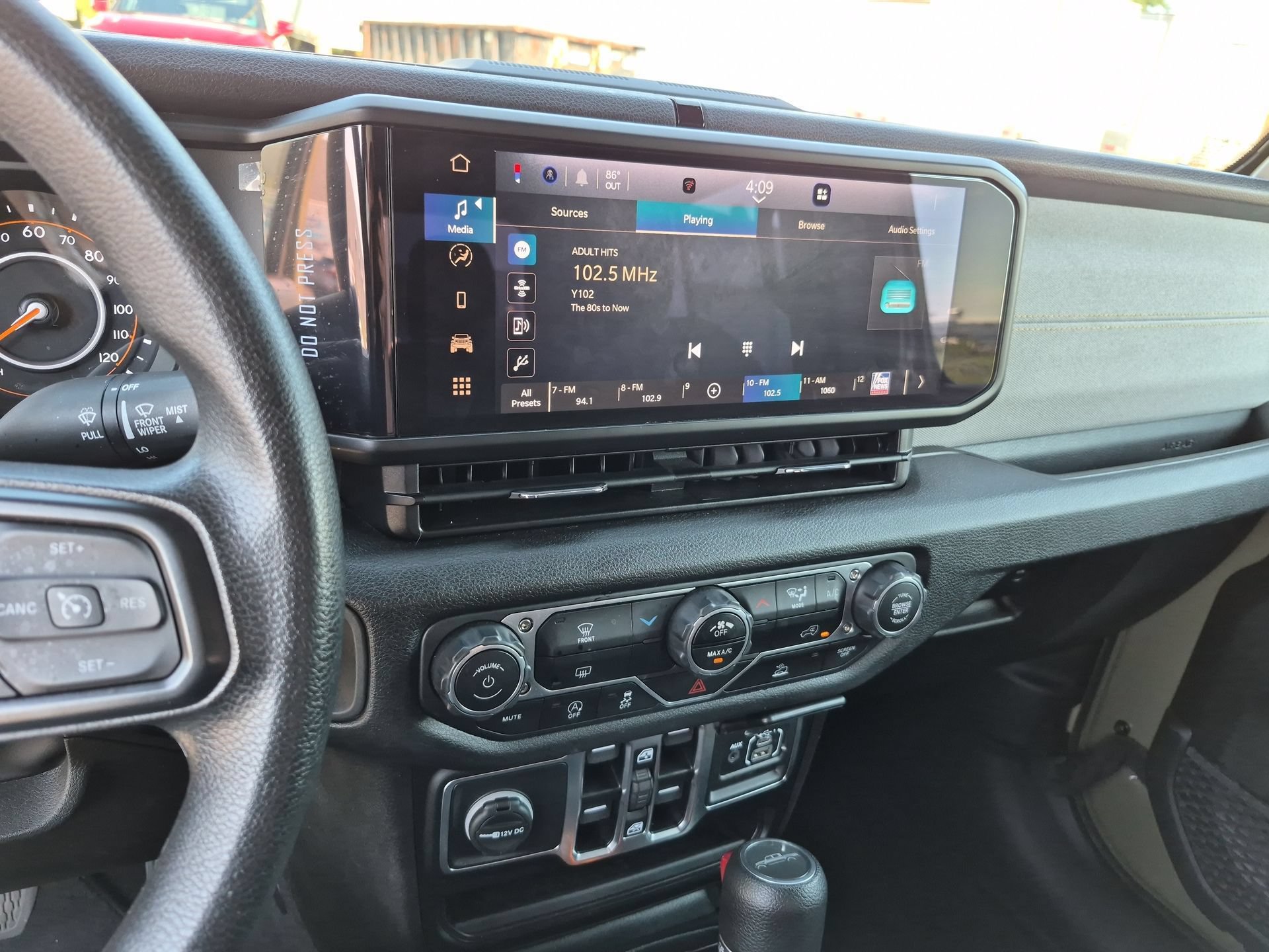 Used 2025 Jeep Gladiator Sport AWD/4WD image 13