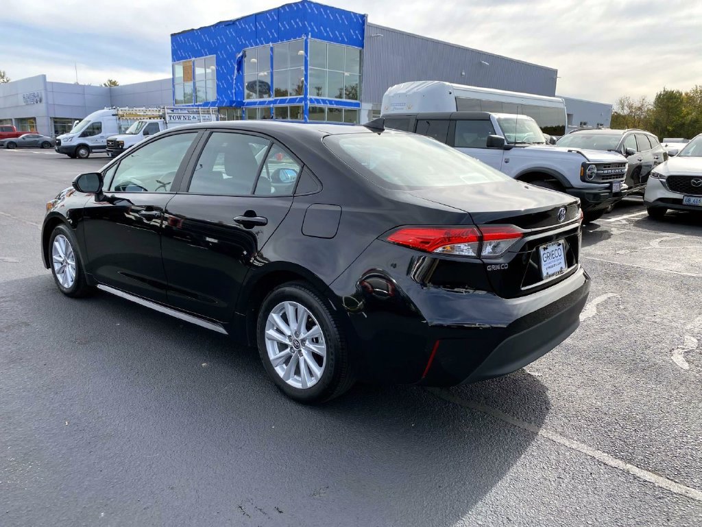 Used 2025 Toyota Corolla LE w/ LE Premium Package FWD image 5