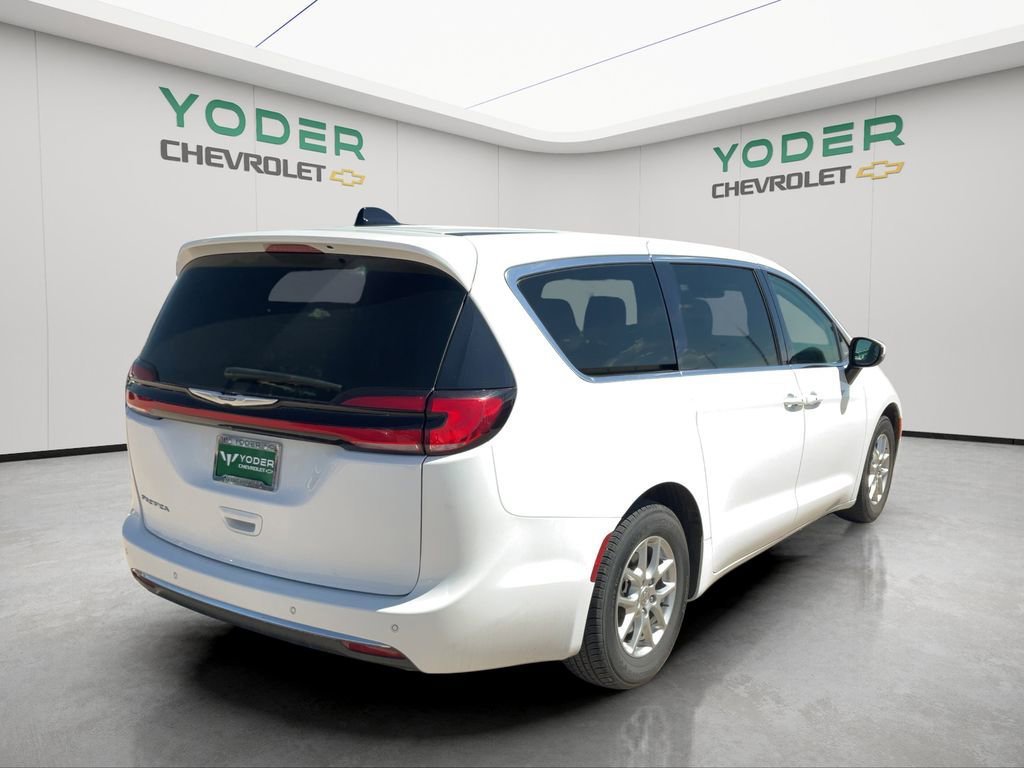 Used 2023 Chrysler Pacifica Touring-L FWD image 51